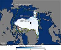 Les régressions estivales maximales de la banquise arctique observées en 2005 (ligne verte) et en 2007 (ligne rouge) par rapport à la moyenne 1979-2000 (ligne jaune), sur une image obtenue le 16 septembre 2007 par le satellite Aqua. Le dégradé de bleu indique le poucentage de concentration de la banquise (de 0 à 100). © Nasa/Jesse Allen (NSIDC)/Terry Haran/Matt Savoie (NSIDC)
