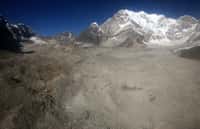 Le dernier âge glaciaire aurait pris fin suite à une importante augmentation de Co2 atmosphérique. Mais cette sortie de glaciation a pris 10.000 ans... (Ici, un glacier dans la région de l'Everest.) © AFP Photo/Prakash Mathema