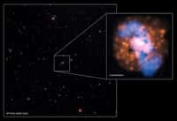 4C +00.58 dans le visible sur cette image du SDSS et un agrandissement montrant les images composites du VLA et de Chandra. Crédits : rayon x : NASA CXC UMD Hodges-Kluck et al. ; radio : NSF NRAO VLA UMD Hodges-Kluck et al. ; visible (SDSS)