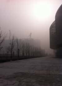 Pékin en pleine journée, le 12 janvier 2013. Le&nbsp;smog&nbsp;est tellement épais qu'on ne voit plus le ciel, et qu'il fait très sombre. L'indice de pollution était de&nbsp;755 alors que le maximum habituel de l'échelle de mesure de l’Air Quality Index est de 500. ©&nbsp;@limlouisa, Twitter