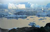 L'Arctique est la région qui entoure le pôle Nord. Si le taux de fonte de la glace dans le cercle arctique est souvent mis en exergue, on sait peu de choses sur son impact dans le cycle du carbone. Une étude suggère pourtant que la fonte du pergélisol peut bien être une rétroaction positive sur le réchauffement du climat. © Wikimedia Commons, GNU 1.2