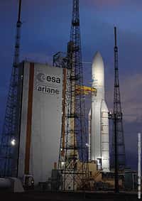 Ariane 5 ECA sur son pas de tir en juillet 2008. Crédit ESA / CNES / Arianespace.