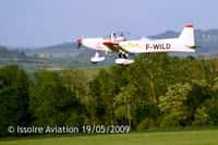 Aux commandes de l'APM 40 Simba, Philippe Moniot réalise les premiers vols d'essais à proximité de l'aérodrome d'Issoire (Puy-de-Dôme, Auvergne), au sud de Clermont-Ferrand. © Issoire Aviation