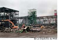 Le 21 septembre 2001 à 10 heures 17, un stock de nitrate d'ammonium entreposé dans l'usine chimique AZF (pour Azote Fertilisants), à quelques kilomètres du centre de Toulouse, explose. Les sismomètres enregistrent un séisme de magnitude 3,4. Trente personnes sont tuées et on relèvera 2.500 blessés. © La Dépêche du Midi