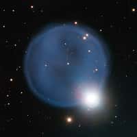 La nébuleuse planétaire Abell 33 observée par le Très Grand Télescope (VLT)&nbsp;de l'ESO. Elle présente une forme sphérique presque parfaite, ce qui est rare, et laisse voir,&nbsp;au centre, l'étoile mourante qui a éjecté sa couronne. Une autre étoile, fortuitement alignée avec la Terre, donne à la nébuleuse l'aspect d'une bague sertie d'un diamant.&nbsp;© ESO