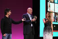 Joe Belfiore, le chef de la division Windows Phone, Steve Ballmer, le patron de Microsoft et l'actrice Jessica Alba lors de la conférence de presse annonçant la sortie de Windows Phone 8, à San Francisco (États-Unis) le 29 octobre 2012.&nbsp;© Microsoft
