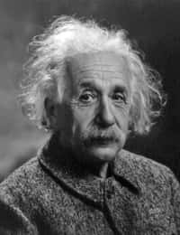 Dès 1917, Albert Einstein avait dérivé de ses équations l'existence d'ondes gravitationnelles. Le père de la théorie de la relativité générale avaient même découvert la formule permettant de calculer la perte d'énergie causée par ces ondes dans le cas d'une étoile double.&nbsp;© DP