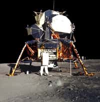 Aldrin devant le LM. Seule la partie supérieure de l'engin, au-dessus des jambes d'atterrissage, a quitté la Lune. © Nasa