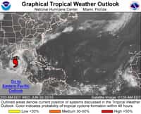 Mercredi 30 juin à 6 h 00 TU, l'ouragan Alex se trouvait tout près des côtes du Mexique et poursuivait sa route vers l'ouest, loin de la marée noire.© NHC