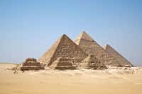 Les trois grandes pyramides de Gizeh sont les nécropoles des pharaons Khéops, Khéphren et Mykérinos. Le fils de Mykérinos a déserté les lieux, probablement en raison de l'exposition de la ville administrative aux déluges.&nbsp;© Ricardo Liberato, cc by sa 2.0