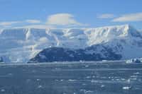 Photographie de la péninsule antarctique prise en février 2009. Le continent antarctique a une superficie de 14 millions de km², soit moins que les 19,44 millions de km² de glace qui l'on recouvert le 26 septembre dernier. © mark 127, Flickr, CC by 2.0