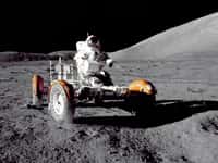 Eugene Cernan lors de la première sortie extravéhiculaire d'Apollo 17, en train d'essayer le rover. L'astronaute en est à sa&nbsp;troisième mission dans l'espace. Il a volé dans&nbsp;la capsule de Gemini 9 et a effectué une sortie extravéhiculaire autour de la Terre. Il&nbsp;a aussi&nbsp;participé en mai 1969 à la mission Apollo 10, durant laquelle, pilote du module lunaire, il a entamé avec Thomas Stafford une descente vers le sol lunaire pour tester la manœuvre d'alunissage.&nbsp;© Nasa