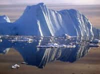 Un iceberg détaché suite à la fonte du glacier Jacobshavn en 2005. Crédit : université du Colorado