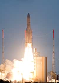Jeudi 29 octobre, 8 h 00 en temps universel. Une fusée Ariane 5 décolle de Kourou, emportant NSS-12 et Thor-6. © Arianespace