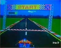 Un jeu d'Atari qui fait fureur en 1983 : une véritable course de voitures, avec freinages, accélérations, dérapages et carambolages ! Pour l'instant, on ne le trouve que dans des salles de jeux, mais dans moins d'un an on pourra y jouer chez soi sur un ordinateur personnel. Une révolution est en marche. © Ina