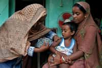 Vaccination au Bangladesh. En 2007, 70% des morts dues à la rougeole sont survenues en Aise du sud-est. © Daniel Cima, American Red Cross