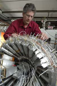 Le physicien Bill Lynch ajustant le détecteur utilisé pour étudier les collisions de noyaux d'étain. Crédit : Harley Seeley, MSU