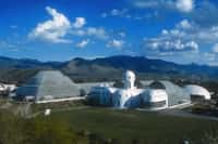 Biosphere 2 s’étale sur 14 hectares et comporte un hôtel. La serre elle-même, pyramidale, occupe 1,27 hectare au sol et enferme 122 000 mètres cubes d’air. © Biosphere 2