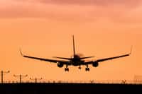 Les répercussions de l’avion sur la qualité de l’air sont de 1,7 à 4,4 fois plus élevées que les répercussions climatiques par unité de carburant consommée. © Brian Weed, Adobe Stock