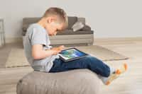 Les écrans sont-ils nocifs pour le développement cérébral des enfants ? © Andrey Popov, Adobe Stock