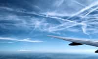 Les trainées laissées par les avions contribuent à l’augmentation de l’effet de serre. © Rogerio Camboim, Flickr