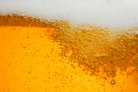 Lors de la mise en bouteille, on ajoute du CO2 sous pression dans la bière blonde. © Love the wind, Adobe Stock