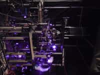 Un laser violet permet de faire flotter les atomes en état quantique et de mesurer leur état. © Victoria Xu