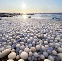 Les œufs de glace peuvent atteindre la taille d’un ballon de football. © Risto Mattila, Instagram