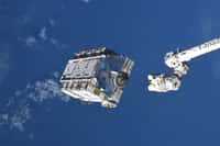 Une palette de 2,9 tonnes chargée d’anciennes batteries a été détachée de l’ISS le 11 mars dernier. © Nasa