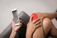 Ce pansement intelligent envoie une alerte sur le téléphone lorsqu'il détecte un début d'infection. © Spinali Design