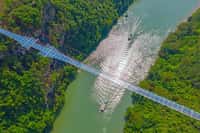 Le pont en verre de la zone panoramique de la vallée des Trois gorges de Huangchuan est le plus long du monde. © Dezeen, Twitter