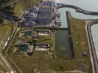La centrale nucléaire de Penly (Seine-Maritime, région de Haute-Normandie) comporte deux réacteurs REP (à eau pressurisée). Entre Dieppe et le Tréport, elle est installée sur les communes de Saint-Martin-en-Campagne et de Penly. La centrale s'étend sur 230 hectares, dont 70 gagnés sur la mer. © EDF