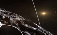 Cette vue d'artiste illustre le paysage qui attend tout visiteur de Chariklo, corps rocheux de la famille des Centaures qui se promène entre Saturne et Uranus. Deux bandes étroites de débris, essentiellement de la glace d'eau, ceinturent l'astéroïde long de 250 km. C'est la première fois que de semblables caractéristiques sont observées autour d'un objet autre qu'une planète géante. © Eso, L. Calçada, N. Risinger
