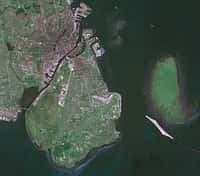 Copenhague, vue par le satellite Spot-4 en 2004. La capitale et plus grande ville du Danemark est située sur la façade est de l'île de Sjælland (à gauche) et sur l'île d'Amager (à droite). © Cnes/Spot Image