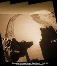 Image colorisée prise par la caméra grand angle Hazcam, située au-dessus des roues arrière, de la dune de Dingo Gap qu'a franchi Curiosity lors de son 535e jour sur Mars. © Nasa, JPL, Marco Di Lorenzo, Ken Kremer