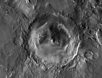 Le cratère Gale, du nom d'un astronome australien, a été choisi comme site d'atterrissage de Curiosity qui doit s'y poser en août 2012. Au centre, une montagne faite d'un empilement de couches sédimentaires composées de sulfates et argiles qui contiennent peut-être des signes d'une vie passée. © Nasa/JPL-Caltech/ASU