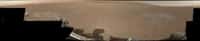 Un panorama sur 360° réalisé en août 2012 par l'assemblage de 130 photographies saisies par la MastCam gauche, installée sur le mât comme son nom l'indique, avec un objectif de 34 mm de focale (contre 100 mm pour son homologue de droite). On distingue les légères dépressions circulaires grises creusées par les fusées de la grue aéroportée. © Nasa, JPL-Caltech, MSSS