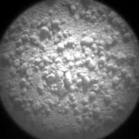 Une vue rapprochée réalisée avec la caméra de l'instrument ChemCam (dont l'objectif est un miroir, comme celui d'un télescope). © Nasa/JPL-Caltech/LANL