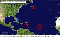 Le cyclone Earl, ici le 30 août à 8 h 43 TU (10 h 43 heure de Paris) sur une carte de la NOAA, arrive vers les Antilles. Plus ancien, le cyclone Danielle se promène dans l'Atlantique nord. Le rond rouge indique une zone possible de formation de nouveaux cyclones (probabilité de 90%). © NOAA