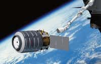 Le bras Canadarm2 s'apprête à agripper le cargo spatial Cygnus : l'image est toujours une vue d'artiste, car l'engin doit patienter jusqu'au samedi 28 septembre pour assurer son rendez-vous avec l'ISS. © Orbital Sciences
