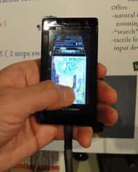 Un prototype d'écran de Sony destiné à de futurs téléphones, sensible à la force d'appui du doigt et capable d'entrer en vibration. © Nikkei Electronics
