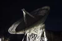 Le radiotélescope d'Effelsberg vu de nuit. Son diamètre est de 100 m. © Paul Jansen