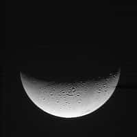 Encelade durant son approche par la sonde Cassini. Crédit Nasa/JPL.