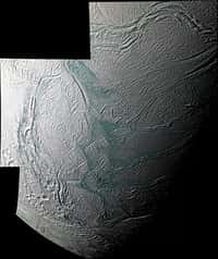 Cette image est une mosaïque en fausses couleurs obtenue au moyen de la caméra à angle étroit de Cassini équipée de filtres ultraviolet, vert et proche infrarouge. Crédit : NASA/JPL/Space Science Institute.