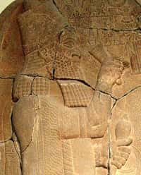 Stèle représentant le roi Esarhaddon, actuellement exposée à Berlin. Ce monarque assyrien régna de 680 à 669 avant notre ère. © Maur, Wikimedia common, DP