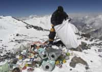 Selon Martin Edström, photographe et volontaire du projet environnemental Saving Mount Everest et interviewé par le Daily Mail en mai 2013, « 50 tonnes de déchets sont abandonnées chaque saison par les touristes ». © AFP Photo, Namgyal Sherpa, Files