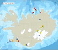 L'activité sismique en Islande le 21 avril 2010 à 12 h 45 TU. Le désormais célèbre glacier Eyjafjallajökull se situe à la pointe sud, là où se trouve deux cercles bleus et un cercle jaune. Le bleu indique qu'un séisme de magnitude inférieure à 3 s'est produit dans les 14 à 36 heures précédentes. Un peu à l'est, le cercle rouge localise un séisme survenu dans les 4 dernières heures. Reykjavik se trouve dans la baie orientée vers l'ouest, au nord du cercle orange (un séisme il y a 4 à 12 heures). © Icelandic Met Office