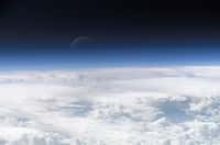 La couche d’ozone, épaisse de 30 km environ, protège la vie terrestre du rayonnement solaire ultraviolet. Sa stabilité est particulièrement menacée par les composés chlorés dont font partie les CFC, HCFC et HFC. © Nasa, Wikimedia, DP