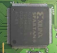 Un circuit FPGA de la famille Spartan, de la société Xilinx. © Xilinx