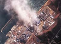 La centrale de Fukushima après l'explosion du 14 mars. On repère le réacteur 1, à gauche, avec son toit absent, pulvérisé par l'explosion du 12 mars. À sa droite, le 2 est intact et, encore à droite, le 3 fume. Pour éviter une élévation de température trop grande, les équipes de Tepco (l'opérateur) ont alors déversé d'importantes masses d'eau de mer, évacuées ensuite dans l'océan Pacifique (une technique jamais utilisée auparavant). © Daveeza, Flickr, CC by-sa 2.0